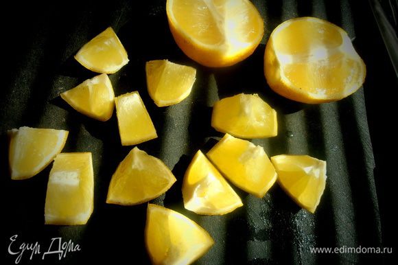 Нарезаем лимон на кусочки вместе с кожицей...Почему пишу "лимон",потому что лимоны бывают разной "ядрёности" и,чтобы сильно не закислить наше вареньице,я сначала брала один лимон!