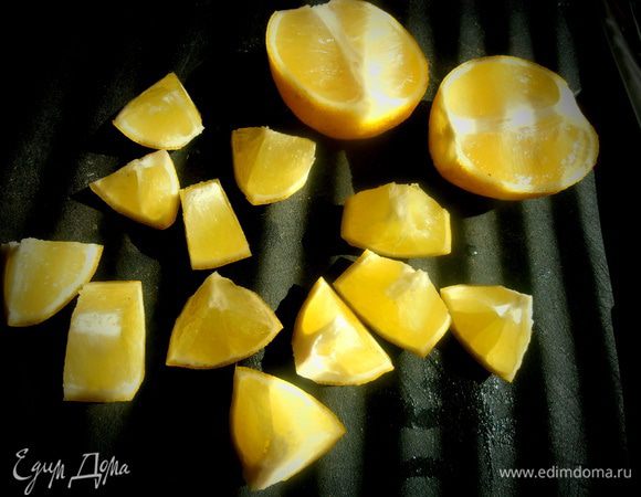 Нарезаем лимон на кусочки вместе с кожицей...Почему пишу "лимон",потому что лимоны бывают разной "ядрёности" и,чтобы сильно не закислить наше вареньице,я сначала брала один лимон!