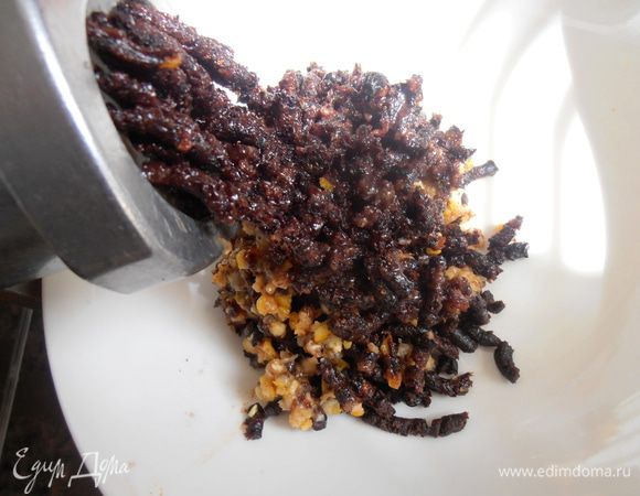 Прокручиваем изюм вслед за лимоном...Последовательность процесса не принципиальна!!!