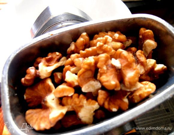 Далее идут в мясорубку орехи (обжаривать не надо,иначе сократим полезность!)...