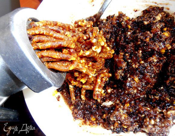 Перемалываем финики и второй лимон,так как одного оказалось мало для такого количества сладких сухофруктов!