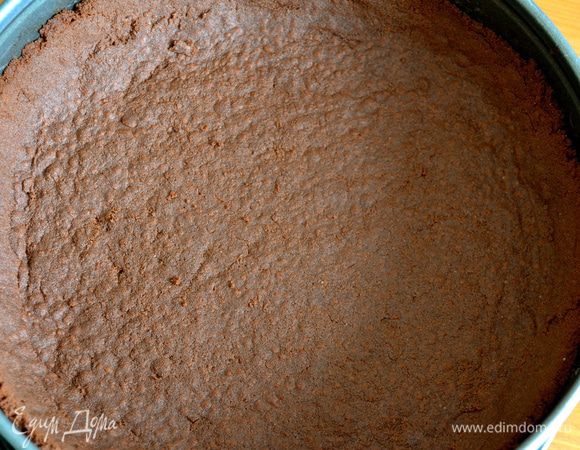 Поставить форму с коржом на 10 минут в морозилку. А затем сразу в духовку - выпекать 8-10 минут. Готовый корж остудить, не вынимая из формы, на решетке-гриль.