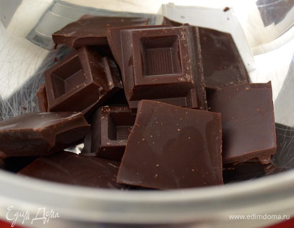 Тем временем приготовить крем-начинку. Шоколад растопить на водяной бане.