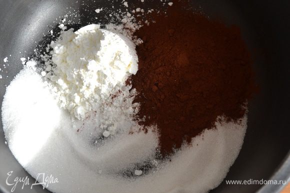 В кастрюльке смешать все сухие ингредиенты: сахар, кукурузный крахмал, какао-порошок и щепотку соли.