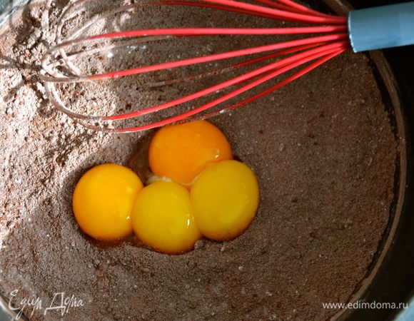 Перемешать между собой и добавить желтки.