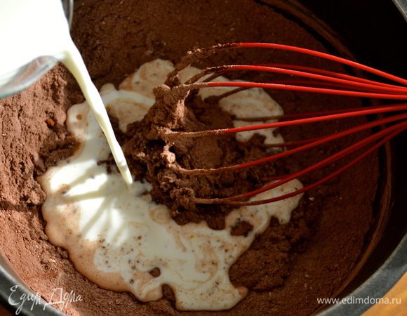 Влить молоко и как следует перемешать венчиком, чтобы не образовались комочки.