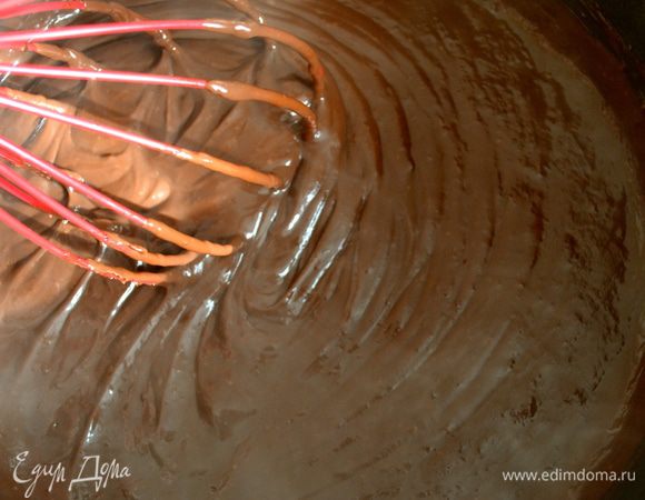 Поставить кастрюлю на огонь и довести крем до загустения, постоянно помешивая... Как только крем начнет закипать, уменьшить огонь до минимума и проварить еще 1 минуту.