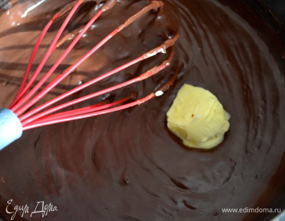 Снять с огня и добавить сливочное масло...