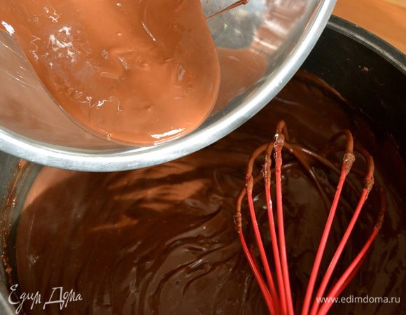 ...и растаявший на водяной бане шоколад.