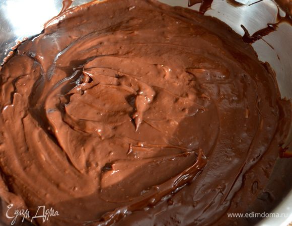 Поучившийся крем как следует перемешать. Переложить в миску (я переложила в ту, где растапливала шоколад)...