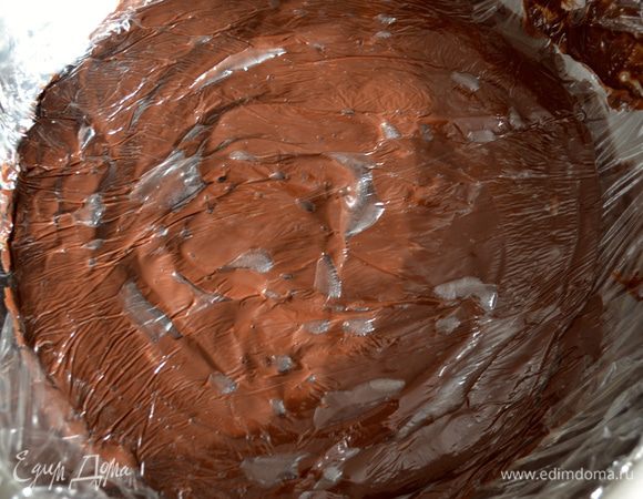 Накрыть крем пищевой пленкой в контакте с поверхностью крема и немного охладить, после чего убрать на 2 часа в холодильник... За это время крем еще не загустеет до конца, но приобретет более плотную структуру, что позволит нам проще переложить его в подготовленную форму из печенья. (по совету Лорел)