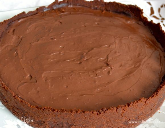 По истечении указанного времени можно освободить основу пая от формы, в которой мы его до настоящего момента держали. И заполнить получившийся корж шоколадным кремом... Убрать в холодильник готовый пай минимум на 5 часов!!! Но лучше на всю ночь!.... Так Вам его и резать будет легче... ))