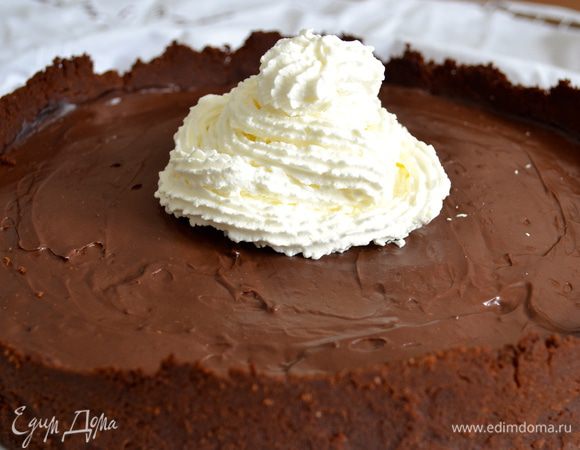 Перед подачей взбить сливки, и украсить ими торт по Вашему желанию...