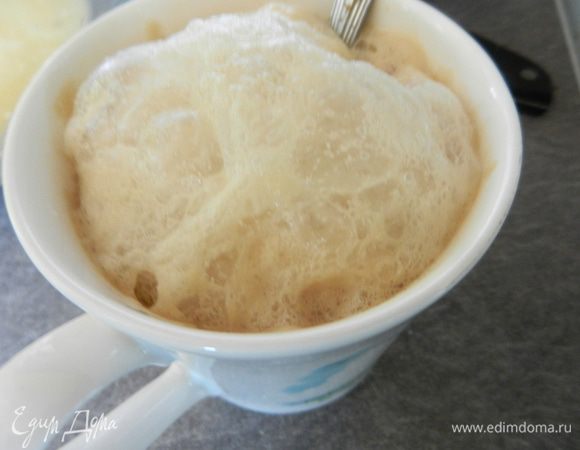 В теплую воду добавить 1 ст.л. сахара и сверху насыпать сухие дрожжи. Оставить для брожжения на 5 минут.