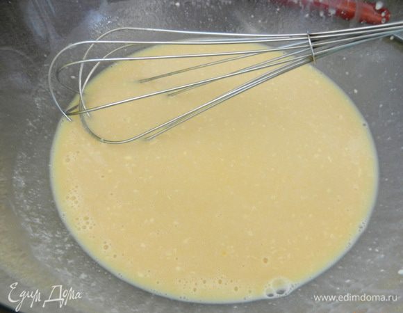 В емкости для взбивания смешать яйцо комнатной температуры, теплое молоко, соль, сахар и растопленное масло. Перемешать венчиком. 
Потом добавить ванильный экстракт, дрожжевую смесь и 2 ст. муки (половину). Перемешать можно и миксером для теста и вручную венчиком. Потом постепенно добавлять оставшиеся 2 ст. муки. 
Вымесить тесто, пока не станет мягким. (Если в миксере, то 5-7 минут).