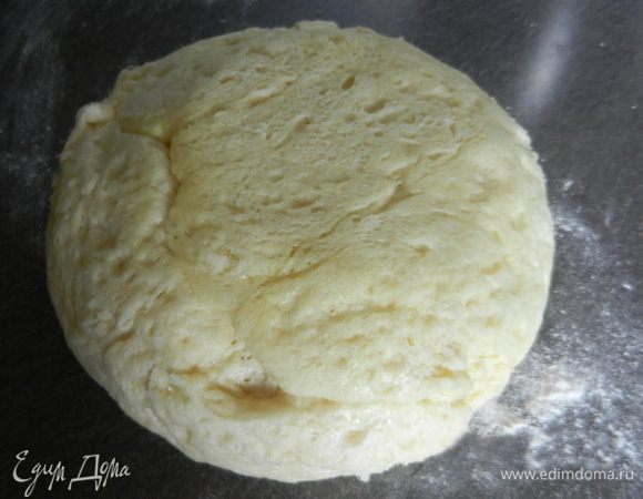 Тесто поместить в смазанную растительным маслом глубокую посудину, само тесто немного смазать раст. маслом сверху. Накрыть пленкой и поставить в теплое место на 2 часа.
(Когда оно подойдет, будет выглядеть вот так).
Я ставила в теплую воду.
