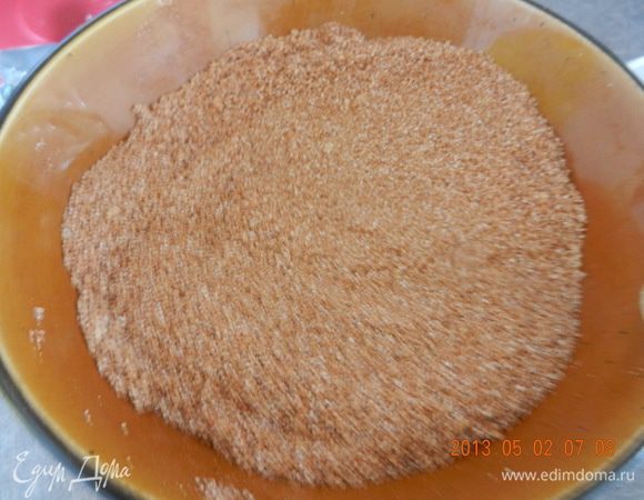 Пока тесто подходит, приготовим смесь для начинки. Для этого смешать белый и коричневый сахар и добавить корицу. Поставить в сторону.