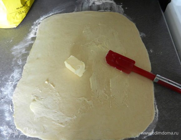 Смажьте сверху размягченным сливочным маслом, немного не доходя до краев.