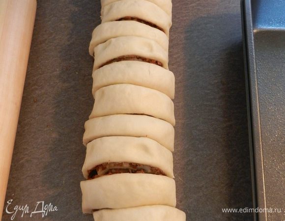 Полученный длинный рулетик разрезать сначала пополам, потом каждую половину пополам, таким образом продолжать, пока не выйдет 14-16 одинаковых частей.