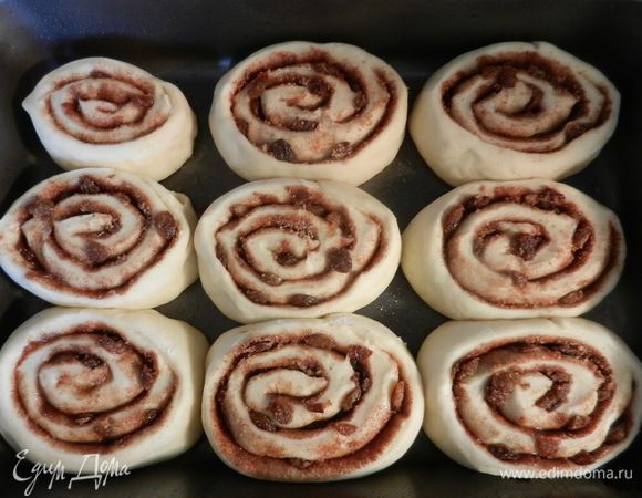 Так выглядят рулетики, когда подойдут и будут готовы к выпечке. Поместите форму для выпекания в заранее разогретую духовку. Выпекать около 25-30 минут. Готовность проверять шпажкой по центру рулетика.