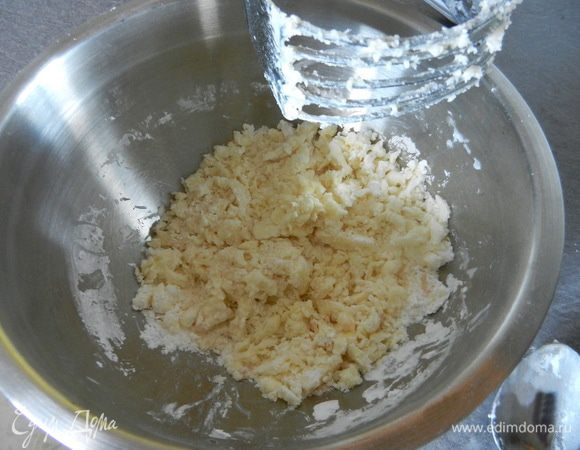 Пока рулеты в духовке, приготовим глазурь.
Для этого нужно хорошо перемешать все ингредиенты для глазури, кроме молока. 