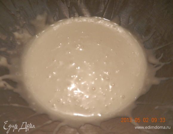 Затем начните медленно добавлять теплое молоко и размешивайте до однородной консистенции. Глазурь должна получиться не сильно густой и не жидкой. 