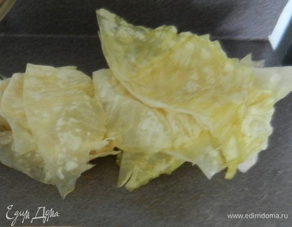 Капусту заворачиваем в пленку и кладем в микроволновку на 6 минут. Можно подготовить капусту на пару или отварить 5 минут. Листья должны быть мягкие, но не слишком, зелено-желтого цвета. Даем остыть. 
Вертикально отрезаем твердую часть и также внутреннюю часть- кочан. Отделяем листья капусты друг от друга.
Каждый большой капустный листик разрезаем наполовину, при этом отрезаем жесткую часть- жилку посредине. Складываем стопочкой. Капуста подготовлена.
 