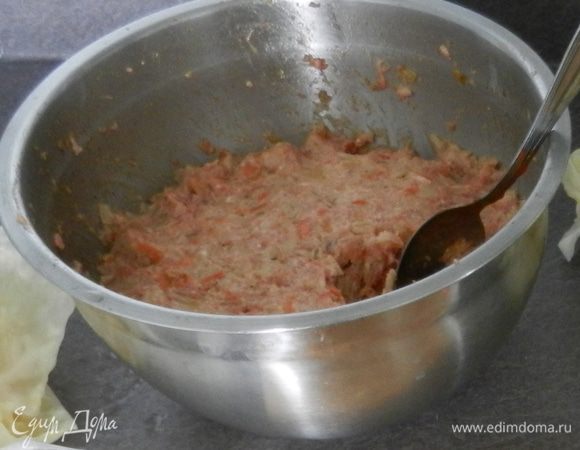 В глубокой емкости смешиваем фарш с майонезом, добавляем остывший рис и луковую смесь.