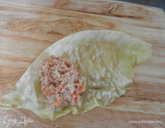 Размещаем 1,5 - 2 ст.л. смеси фарша на капустные половинки. 