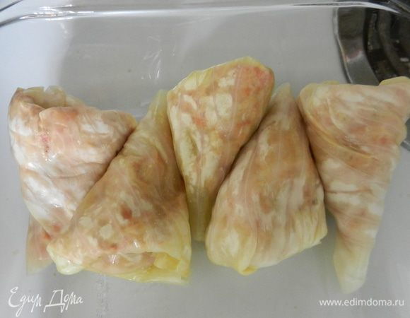 Выкладываем голубцы на тарелку. Обжариваем на оливковом масле до золотисто-коричневой корочки, пару минут для каждой стороны. Складываем в блюдо для выпечки.