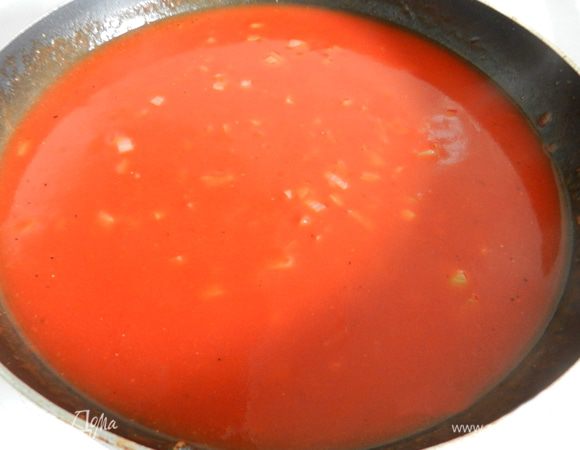 Готовим соус. Пасируем лук на оливковом масле до золотистого цвета, добавляем томатную пасту, разведенную с 1,5 ст. воды, сливки (если есть). Снимаем с огня и перемешиваем венчиком до однородной массы.