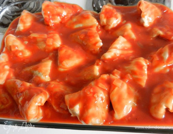 Голубцы заливаем соусом, добавляем воды, чтобы покрыть их до половины. Сверху посыпаем укропом и свеже-молотым перцем. Выпекаем в предварительно разогретой духовке до 180 градусов Цельсия в течение 30 минут. Во время выпекания вынимать и поливать соусом, чтобы не пересыхали. 