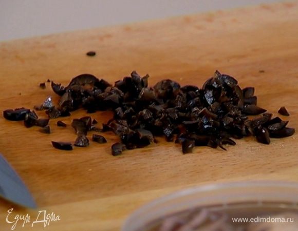 Оливки и перец чили мелко порубить.