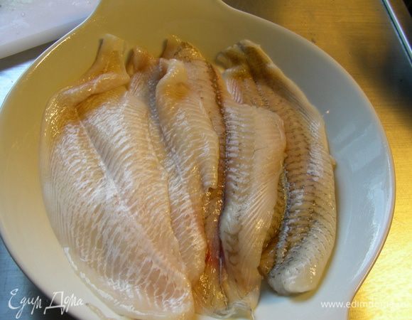 Филе рыбы моем, сушим и выкладываем в смазанную маслом форму для запекания (я готовила  в двух порционных формах). Можно посолить по вкусу. 
