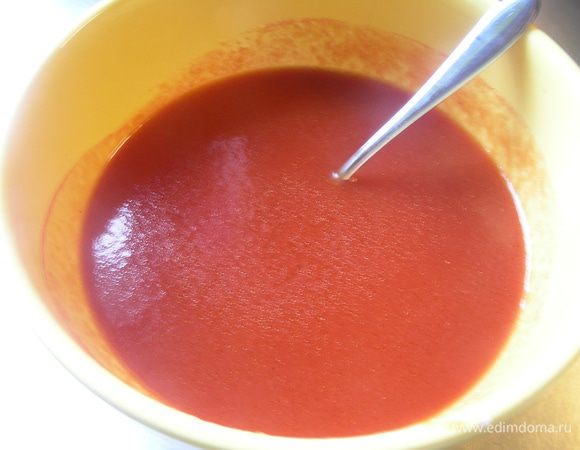Для соуса смешиваем томатный соус, вино, масло, соль, перец, сахар.
