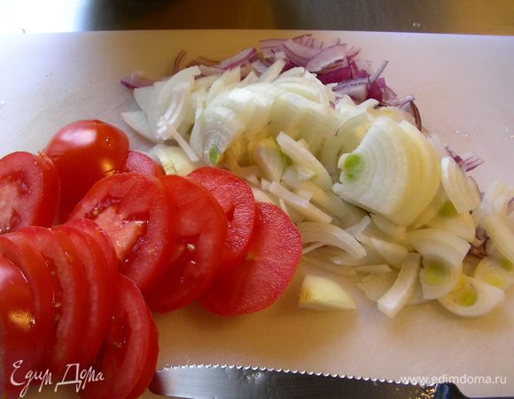 Лук режем полукольцами, а помидоры - кружочками.
