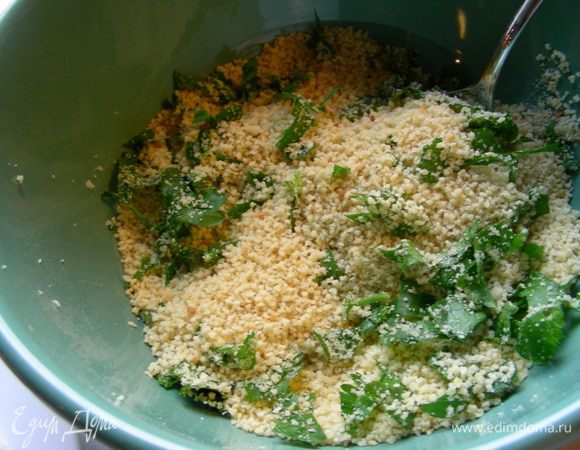 Панировочные сухари смешиваем с измельченным чесноком и петрушкой.
