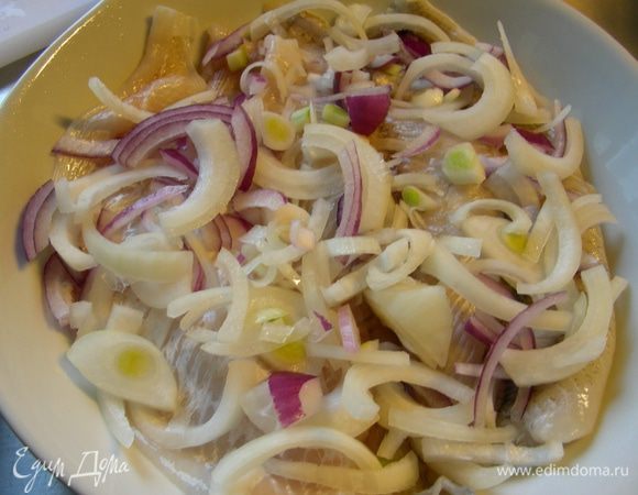 На рыбу выкладываем лук.