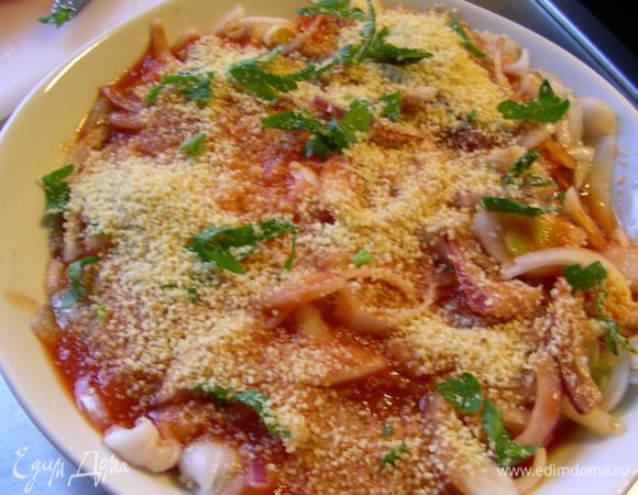 Половину панировочных сухарей.
