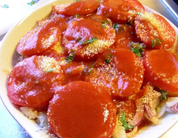 Оставшийся соус. Запекаем в духовке 200 гр около 1 часа.
Если сверху корочка начнет поджариваться, то накрываем фольгой.
