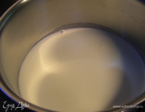 75 мл сливок нагреваем на среднем огне (не кипятим).
