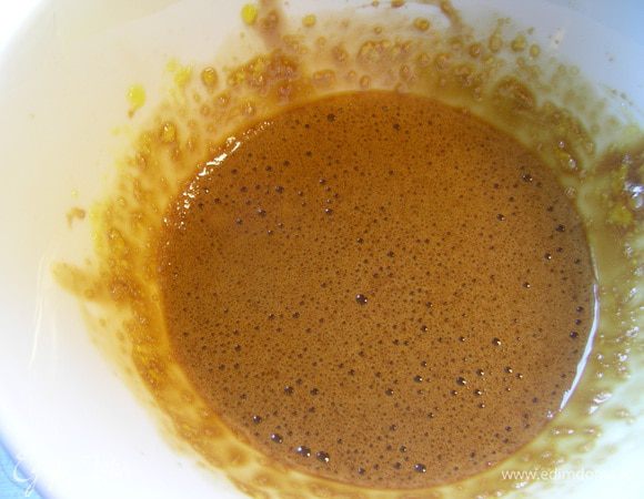 Желток взбиваем с кофе и сахаром. (У меня кофе был гранулированный, поэтому я его растворила в 1 ч.л. горячей воды, дала остыть, а затем взбивала с желток и сахаром.)