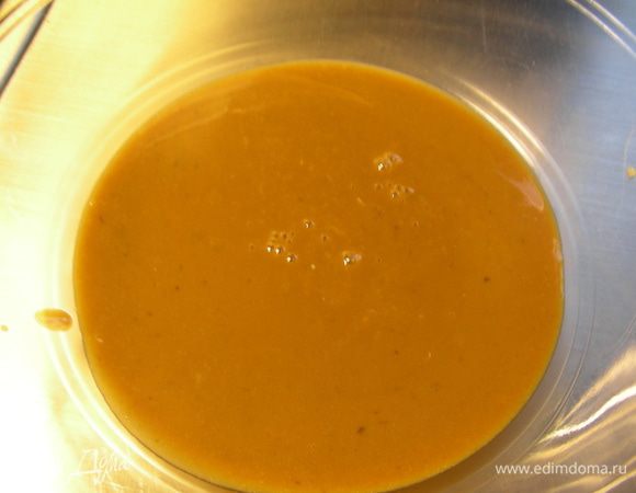 Желтково-кофейную смесь выливаем в сливки и прогреваем на небольшом огне до загустения (у меня смесь не так уж сильно загустела, но после добавления шоколада стало погуще и все получилось). Добавляем шоколад. Можно снять с огня и помешивать до растворения шоколада, а можно, как я, оставить на маленьком огне, пока он растапливается. (Если Вы решите добавить желатин, то его надо предварительно замочить, затем прогреть до растворения в 1-2 ст.л. воды. Добавляем его в крем и перемешиваем).