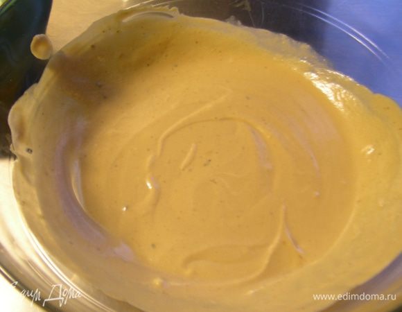 Порционно и аккуратно вмешиваем их в подостывший крем. Масса может получиться слегка жидковатая, но она потом в холодильнике загустеет.