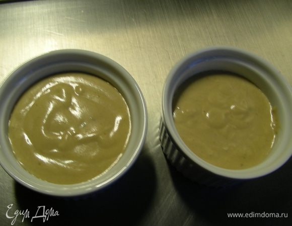 Перекладываем мусс в креманки. Из приведенного количества продуктов получются 2 небольшое порции. Отправляем в холодильник часов на 5. 