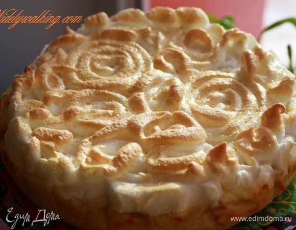 Безе:
Чашу с белками и сах.пудрой поставить на лёд и взбивать до устойчивых пиков. Выложить безе сверху пирога и печь еще 10-15 мин. до золотистого цвета. Главное не пересушить безе, иначе не появятся "слёзы".
Вынуть и дать хорошо остыть, так как капельки появятся только на холодном пироге:)

Терпения вам и приятного аппетита!:)
