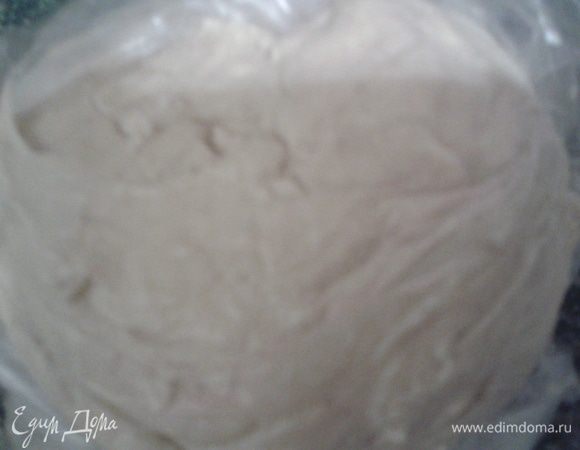 Замешиваемым тесто (как на пельмени).
В воду  добавляем соль, масло и яйцо, перемешиваемым. Добавляет муку, вымешиваем тесто и оставляем полежать на пол часика.