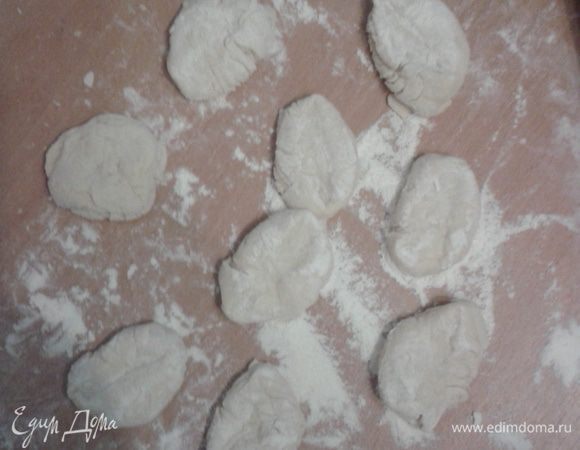 "Приминаем" каждый  кусочек теста и обваливаем в муке.