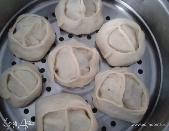 Когда манты почти слеплены, берем нижнюю часть мантоварки - кастрюлю, наливаем воды чуть больше половины и ставим на газ. Вода должна закипеть.
Когда манты слеплены ставим все ярусы и чуть - чуть убавляем температуру.
Варим манты на пару минут 40-45.