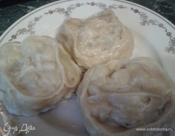 Готовые манты выкладываем на тарелки и добавляем сливочное масло. Лучше выкладывать не все сразу, по мере необходимости добавить горяченьких.
И наслаждаемся!
